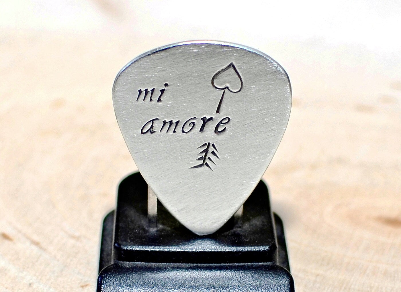 Sterling silver Mi Amore Guitar Pick with Custom Arrow Engraving - 925 GP919