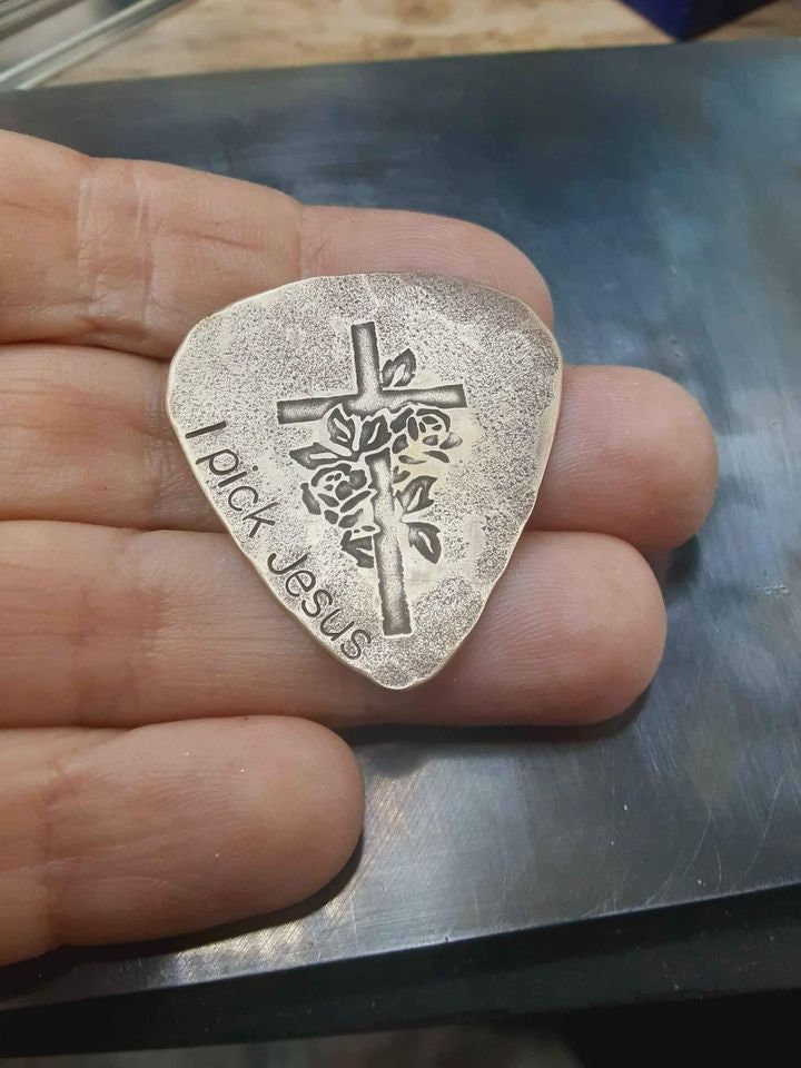 Guitar pick in bronze with cross and I pick Jesus - religious guitar picks and christian rock