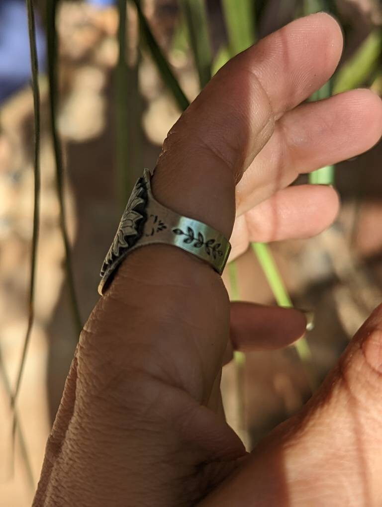 Sterling silver sunflower design saddle ring